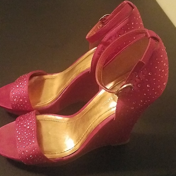 BCBG 8.5 pink with rhinstone wedges - Picture 2 of 3